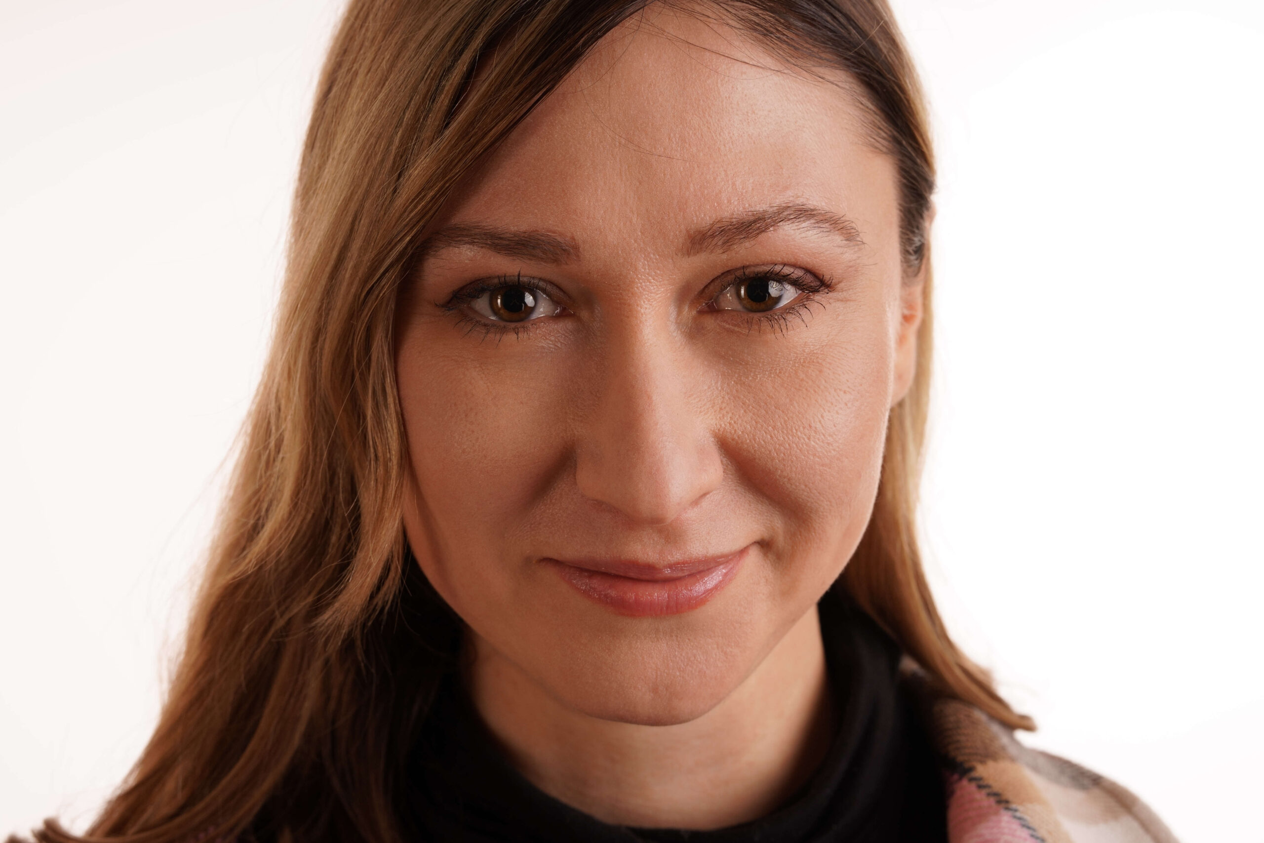 Headshot s příjemným úsměvem, ideální pro LinkedIn nebo životopis