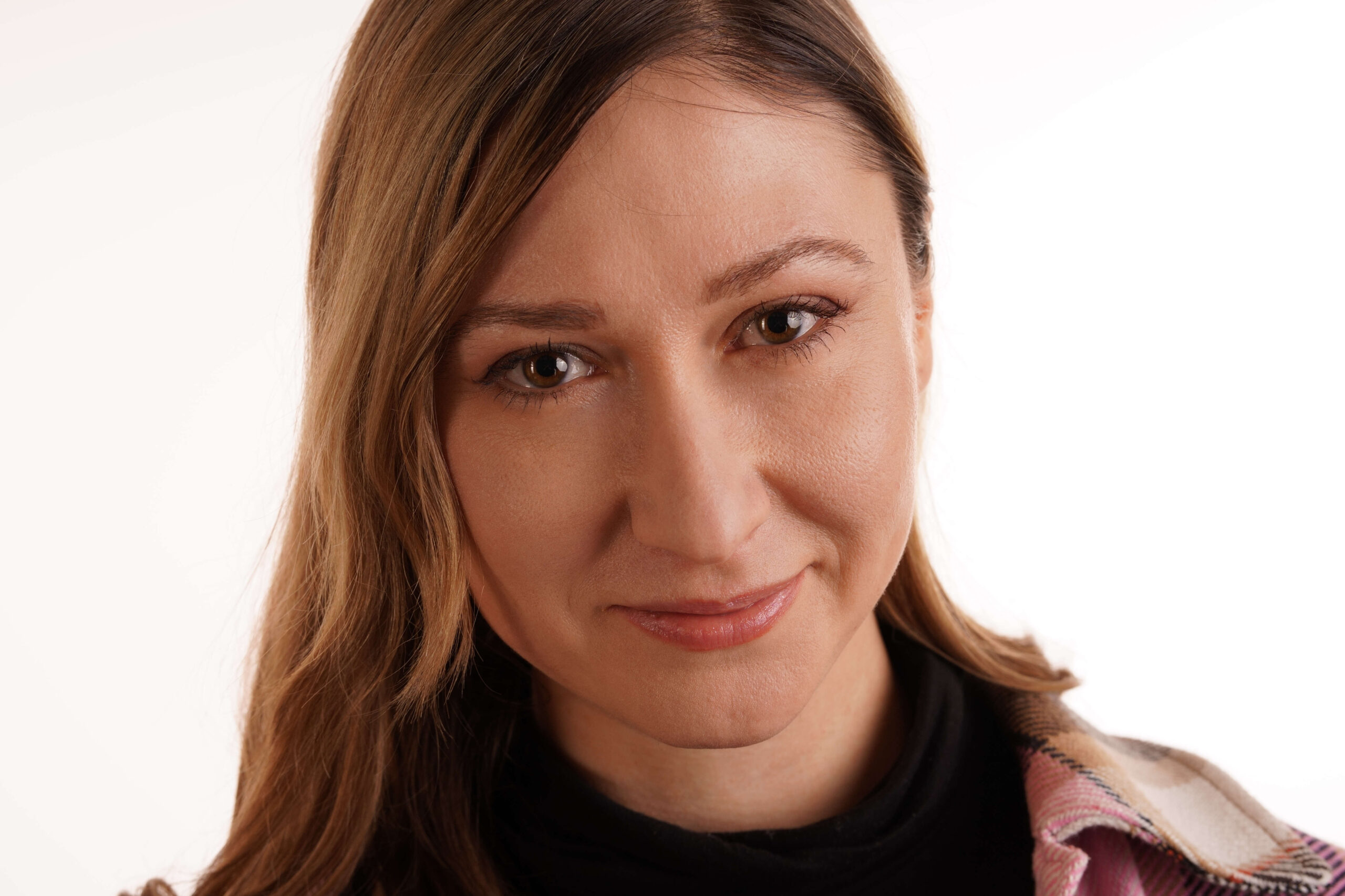 Headshot s mírným úsměvem, moderní styl pro prezentaci online