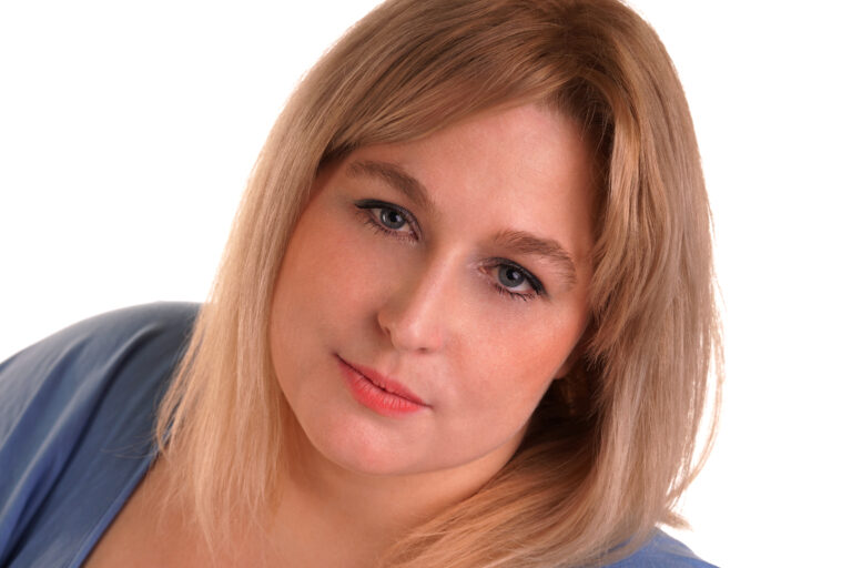 Portrét ženy s blond vlasy focený ve studiu – přirozený výraz, jemné světlo